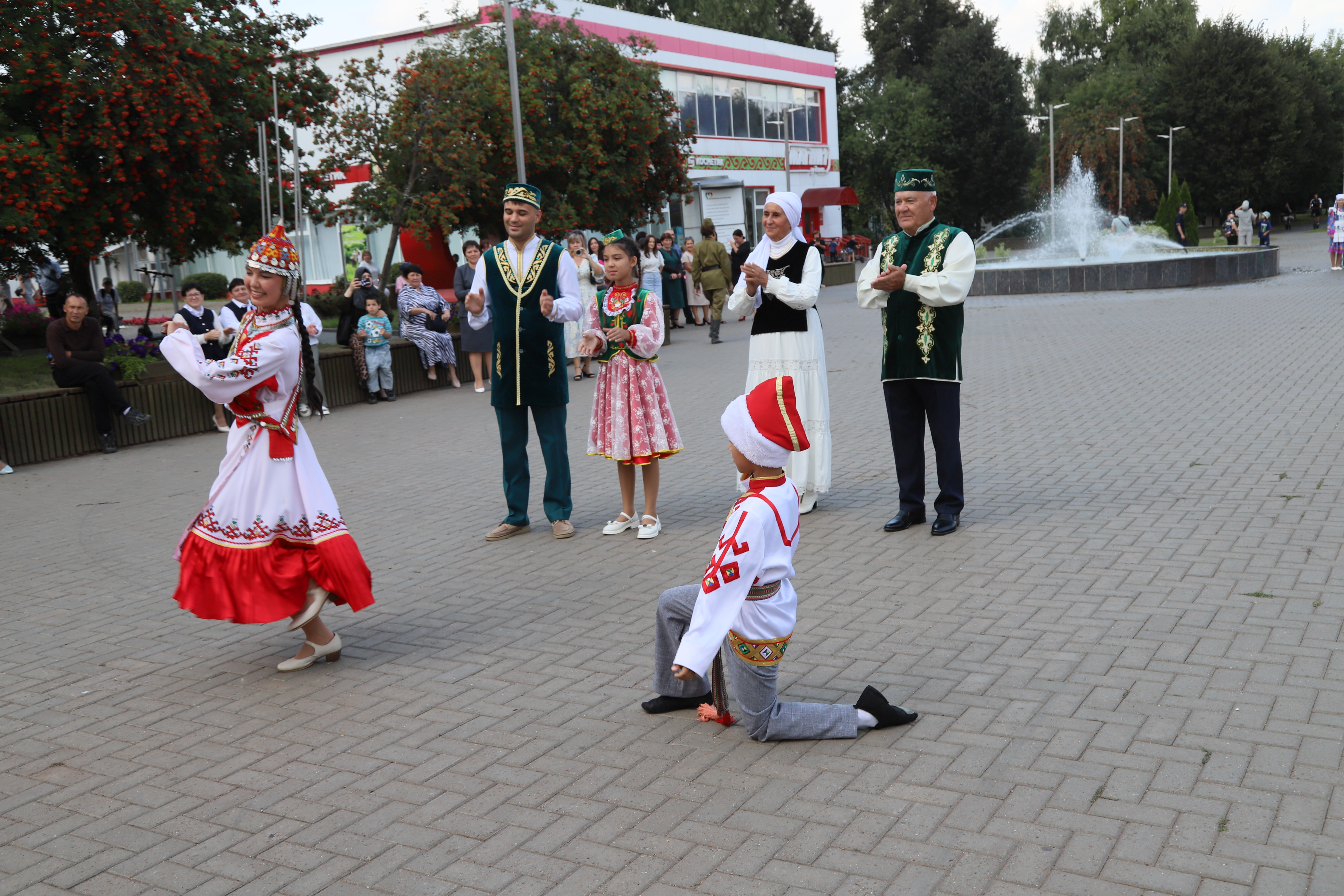 Нәбиевлар гаиләсе кунакларны каршы алды