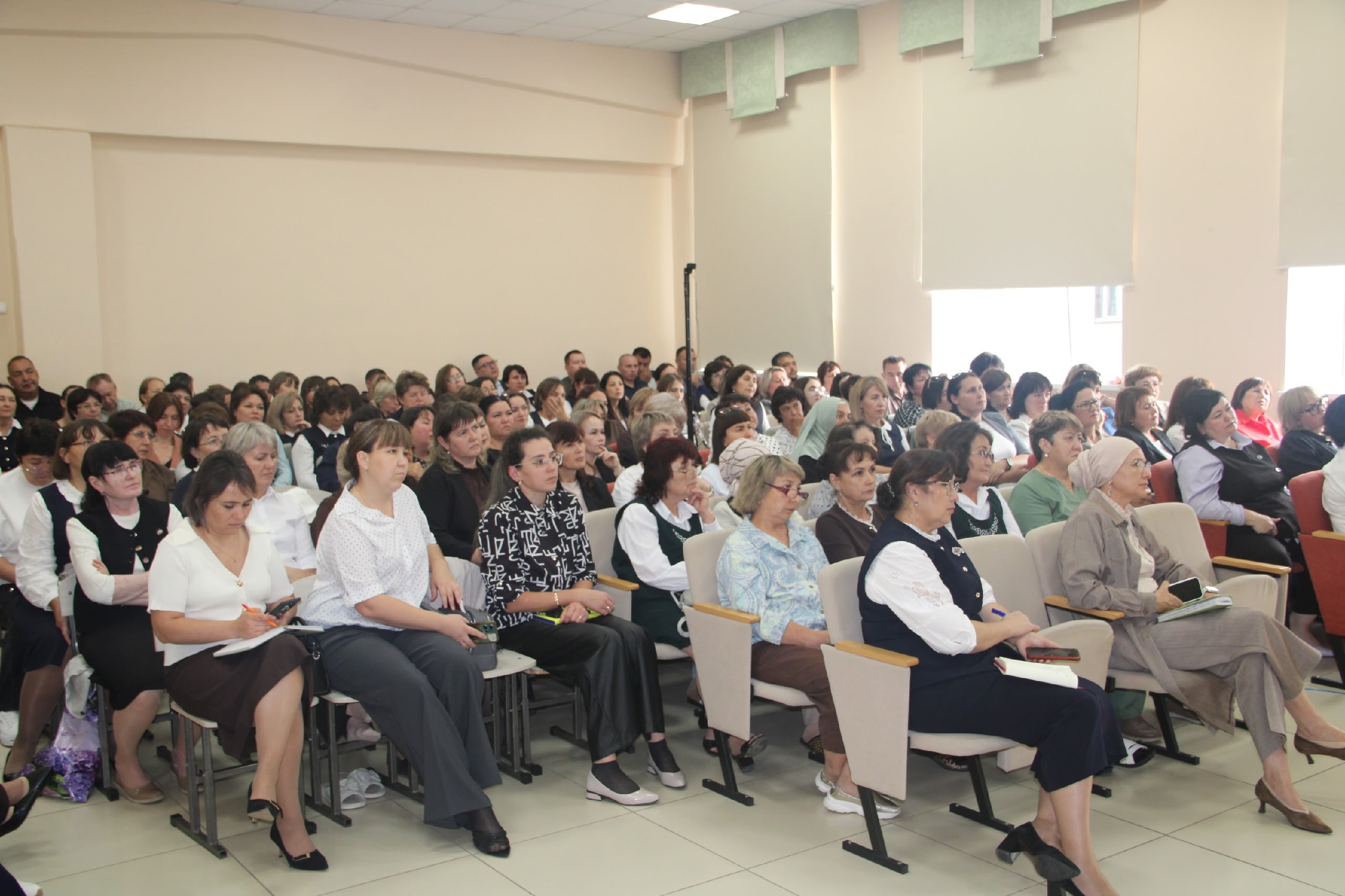 Район үзәгендә урнашкан мәктәп укытучылары Мөслим лицеена җыелды.