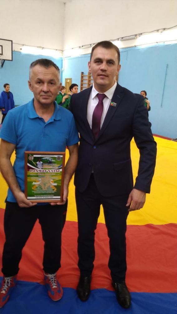 Алгиз Корбанов Мөслим районында спортның көрәш төренә өйрәтүче түгәрәкләр белән танышып чыккан