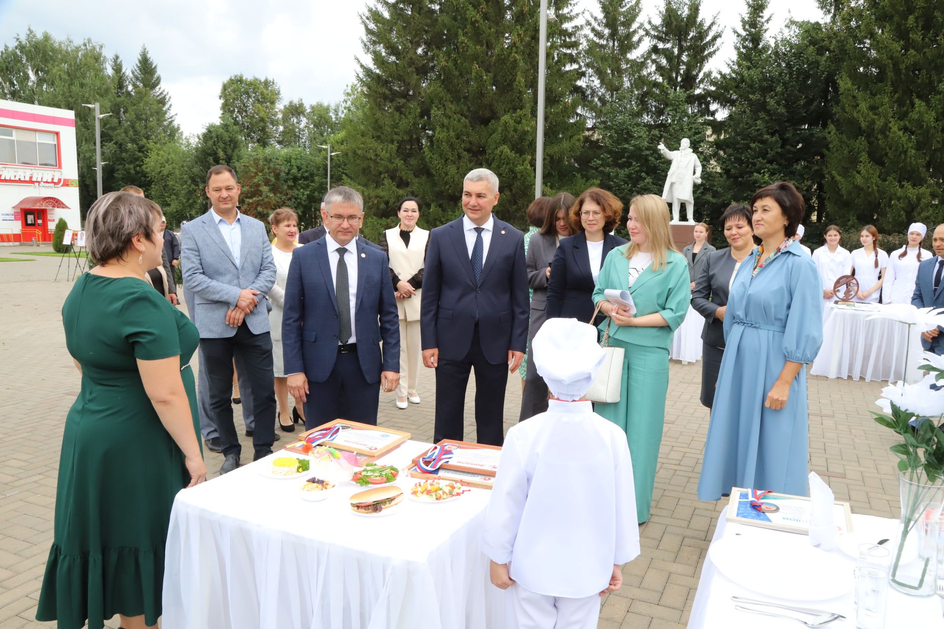 Бүген мәгариф хезмәткәрләренең традицион август киңәшмәсе үтте