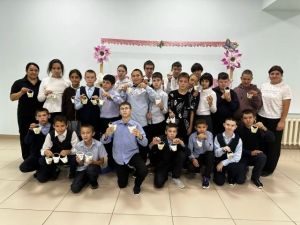 Түбән Табын интернат-мәктәбе укучылары «Яраткан укытучыма сюрпризлы тартмачык» ясады