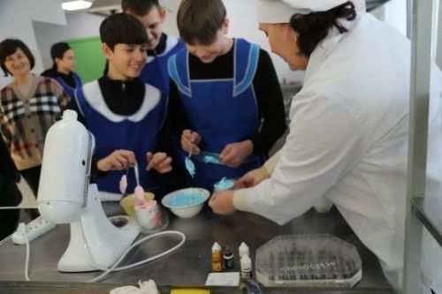«Уңыш (Успех)» концепциясе гамәлдә: Мөслимдә яшьләр «Һөнәргә беренче адымнар» проектында эшче профессияләрен сынап карады