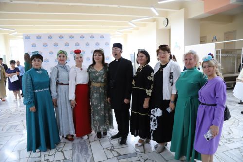 "Ак калфак"лылар - Мөслимдә