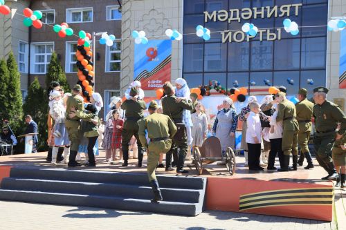 Җиңү бәйрәменнән театральләштерелгән күренеш һәм район җитәкчелеге котлавы