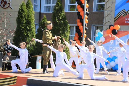 Җиңү бәйрәменнән театральләштерелгән күренеш һәм район җитәкчелеге котлавы
