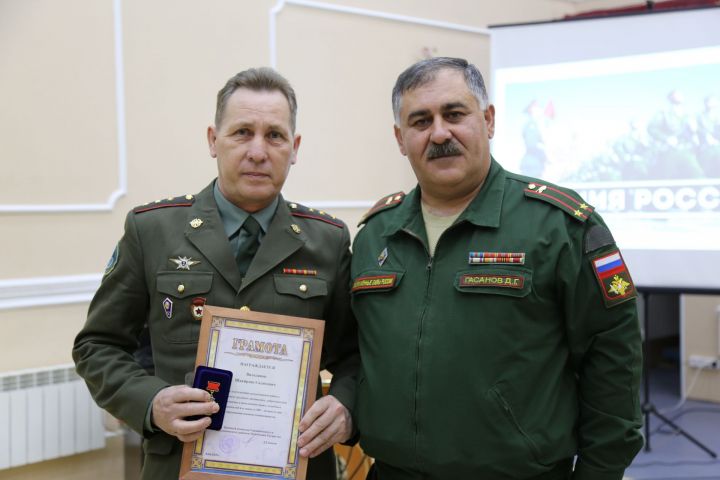 Сарман һәм Мөслим районнары хәрби комиссары Дажгын Гассановның бәйрәм котлавы