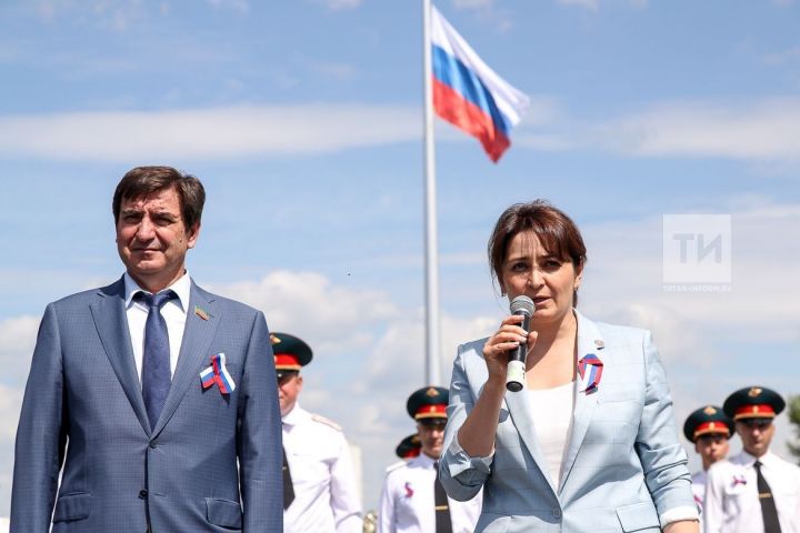 Җиңү паркында 50 метрлы флагштокка Россия флагын күтәрү тантанасы узды