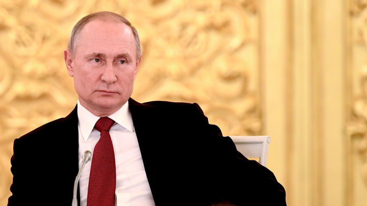 Путин "Бердәм Россия" тәкъдиме буенча, бәйрәмнәрдә COVID-19 белән көрәшкән медикларга түләүләрне икеләтә арттырырга кушты