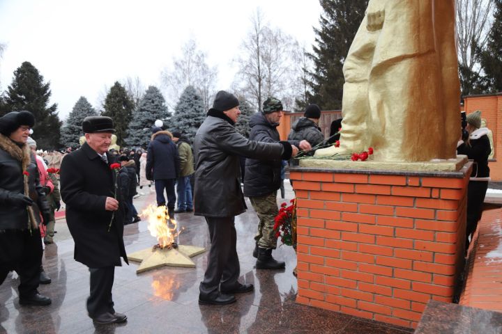 Ватан Геройлары көне уңаеннан мемориаль комплекста митинг узды