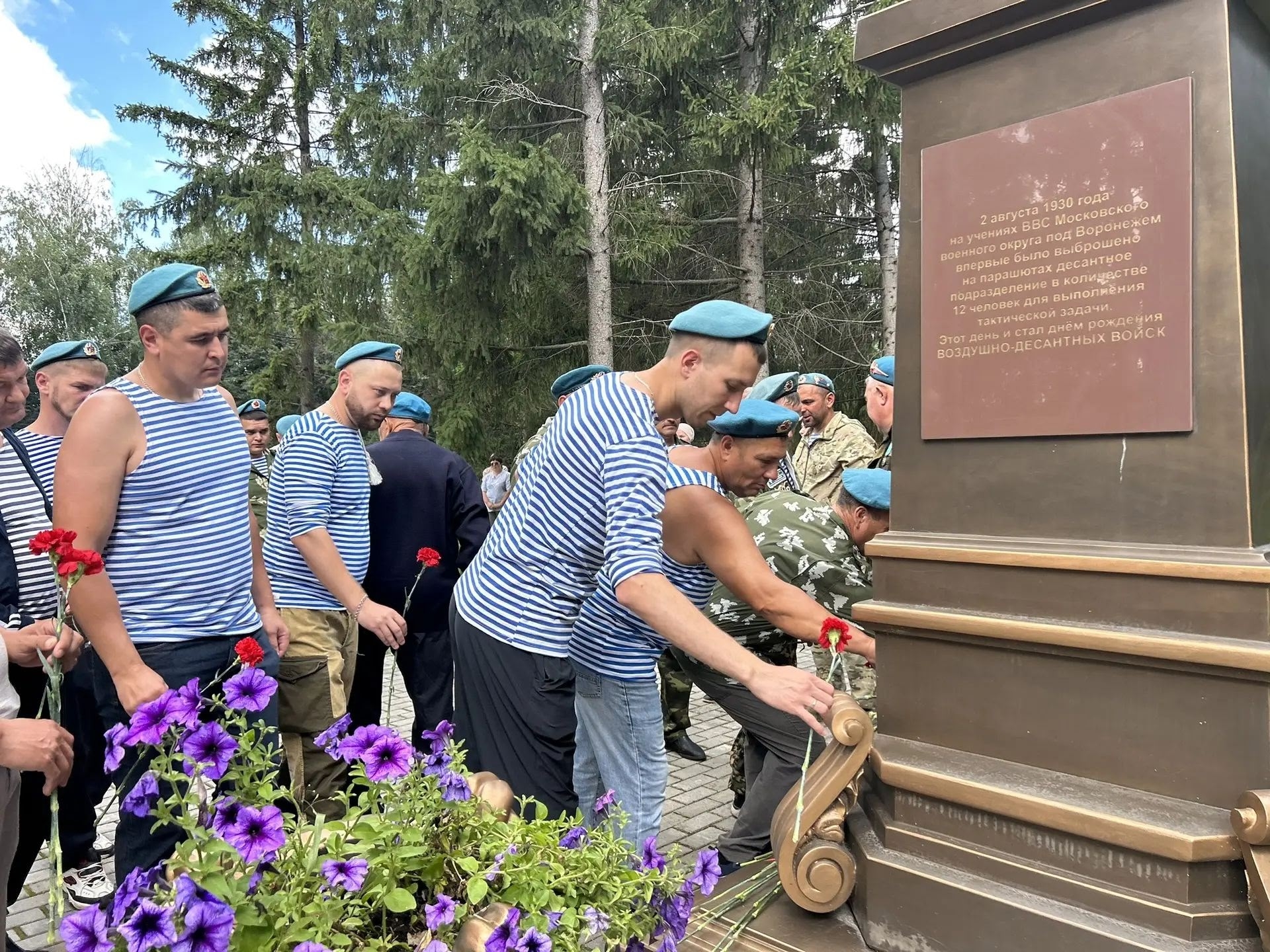 Геройларга чәчәкләр салдылар 