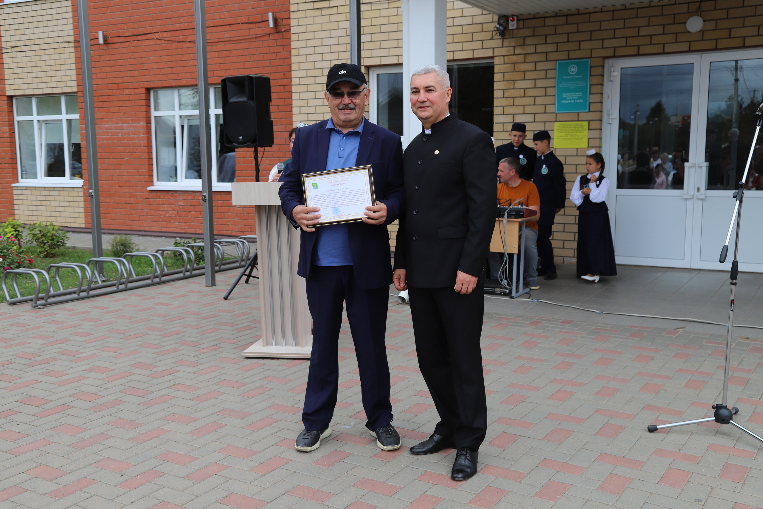 Район башлыгы А.Хуҗин скульптура авторы Х.Мингалиевкә Рәхмәт хаты тапшырды. Ф.Гайнетдинова фотосы.