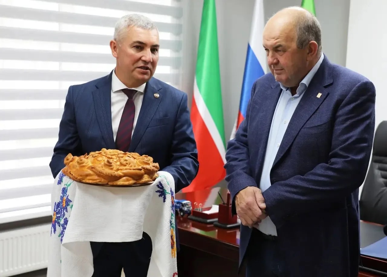 А.Хуҗин һәм И.Исламов беренче икмәк тапшыру тантанасында