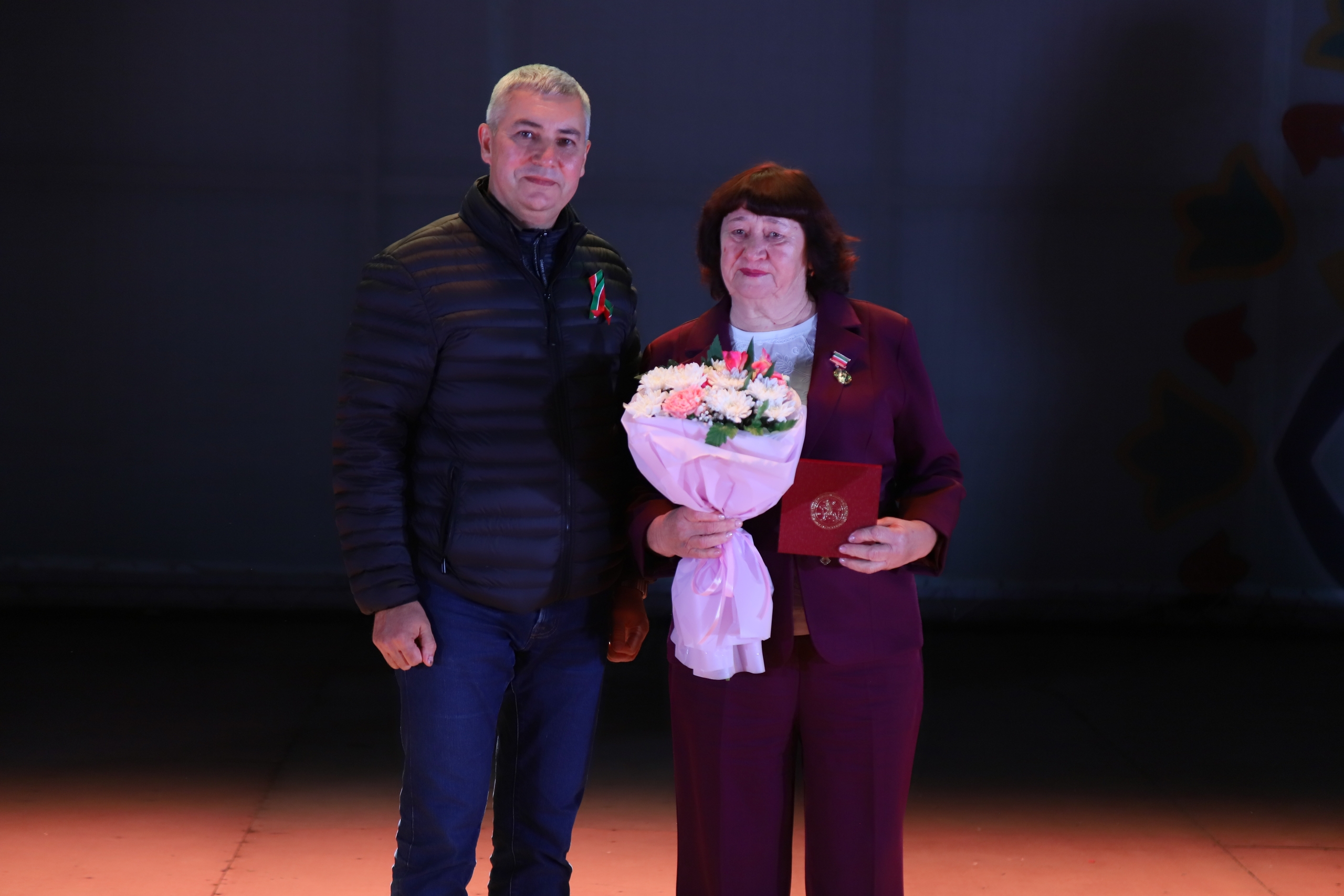 Мәрьям Саламаевага бүләк тапшыру мизгеле