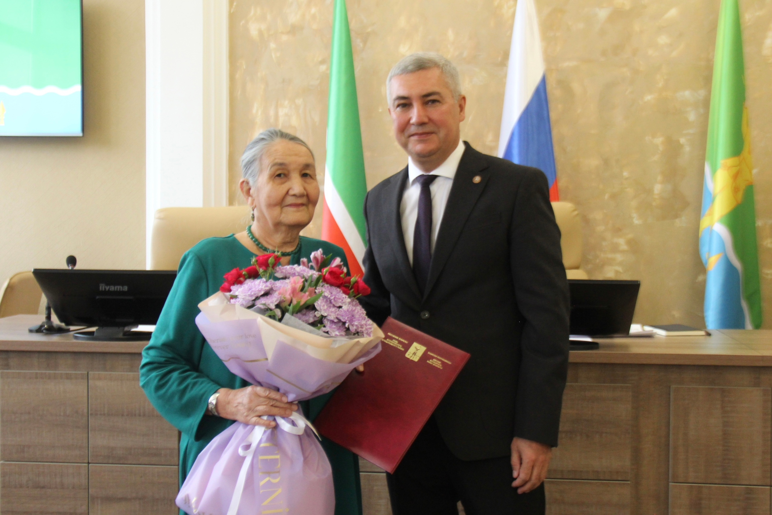 Район башлыгы Альберт Хуҗин Нәкыйбә Гайнетдинованы бүләкләде
