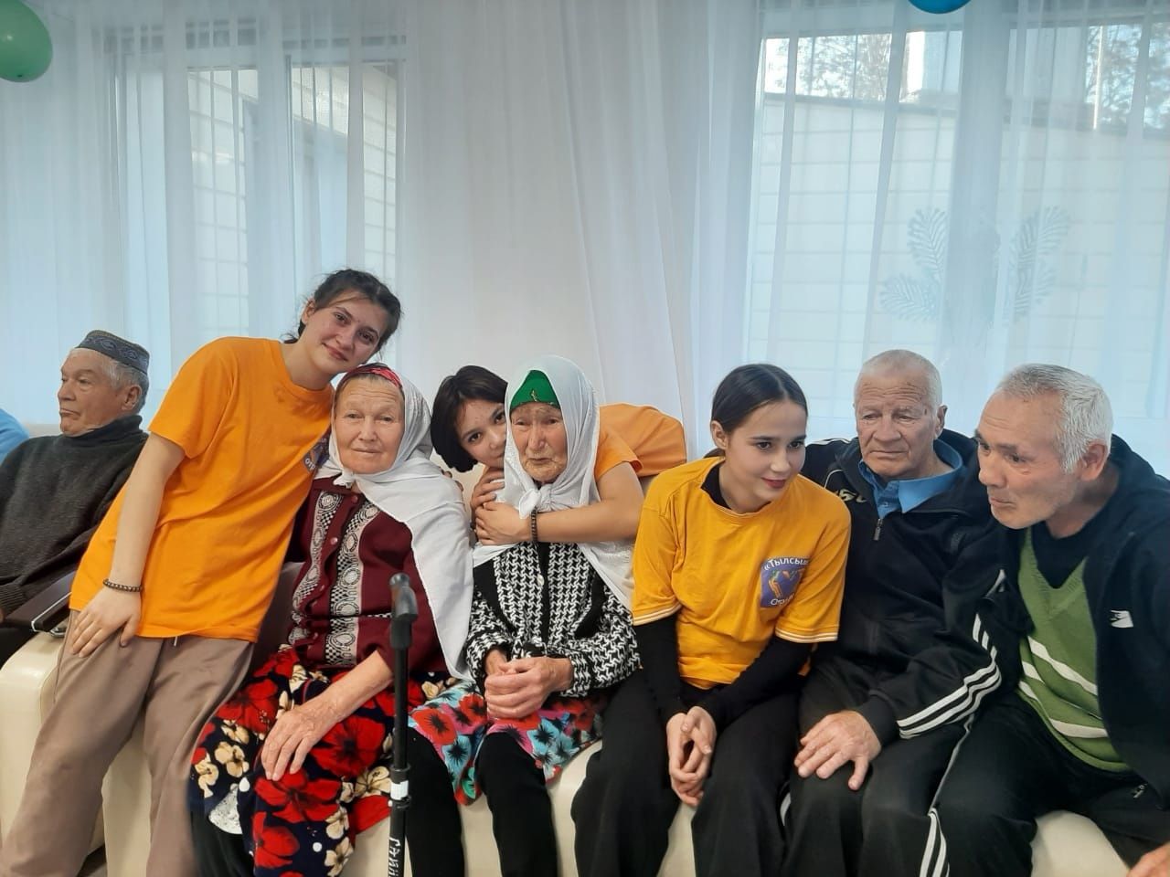 Волонтерлар әби-бабайлар белән очрашты