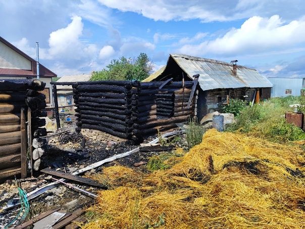 Шәхси хуҗалыкта ике сарай янган