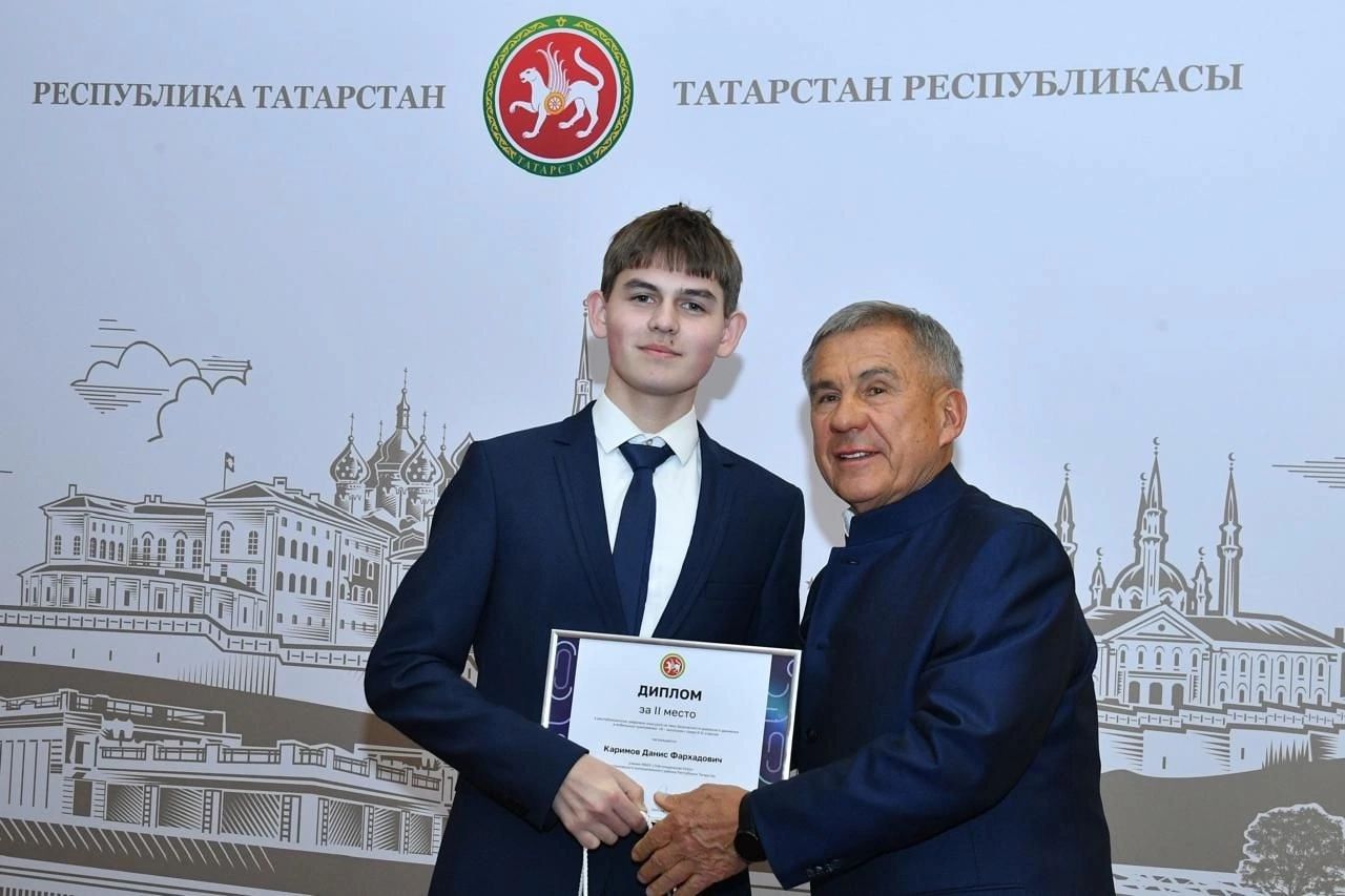 Татарстан Республикасы Рәисе Рөстәм Миңнеханов «Я - школьник» республикакүләм видеороликлар конкурсында җиңүчеләрне бүләкләде