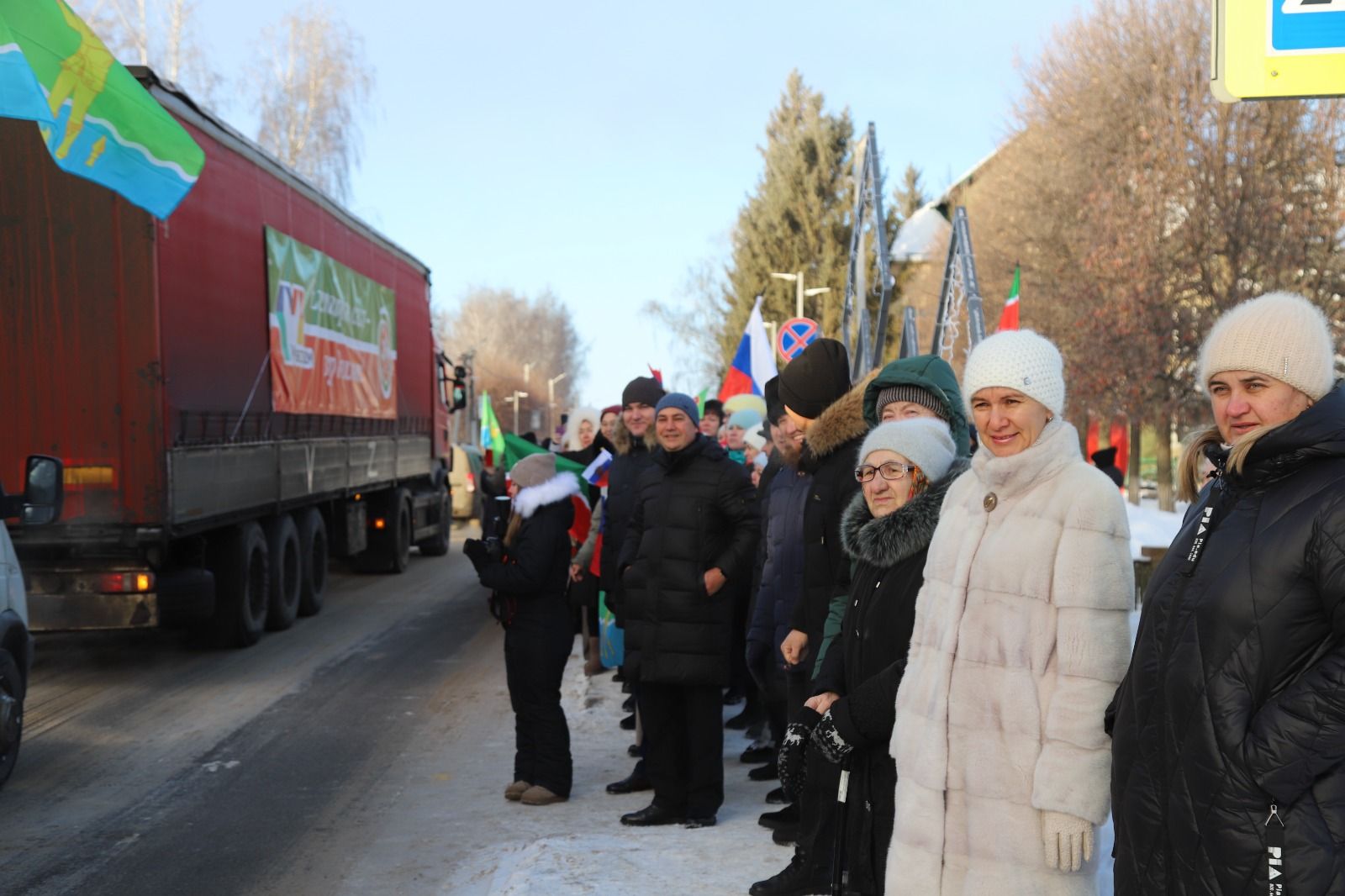 Бүген райондашларыбыз махсус хәрби операция зонасына гуманитар ярдәм илтеп кайткан егетләребезне каршы алды