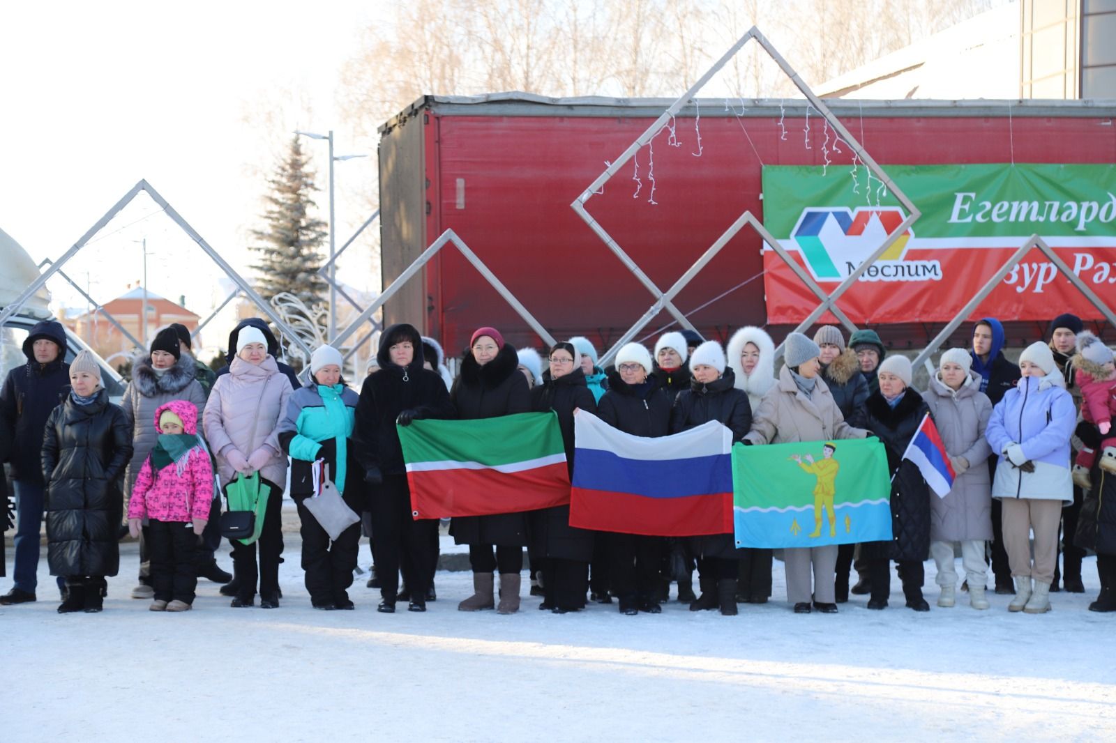 Бүген райондашларыбыз махсус хәрби операция зонасына гуманитар ярдәм илтеп кайткан егетләребезне каршы алды