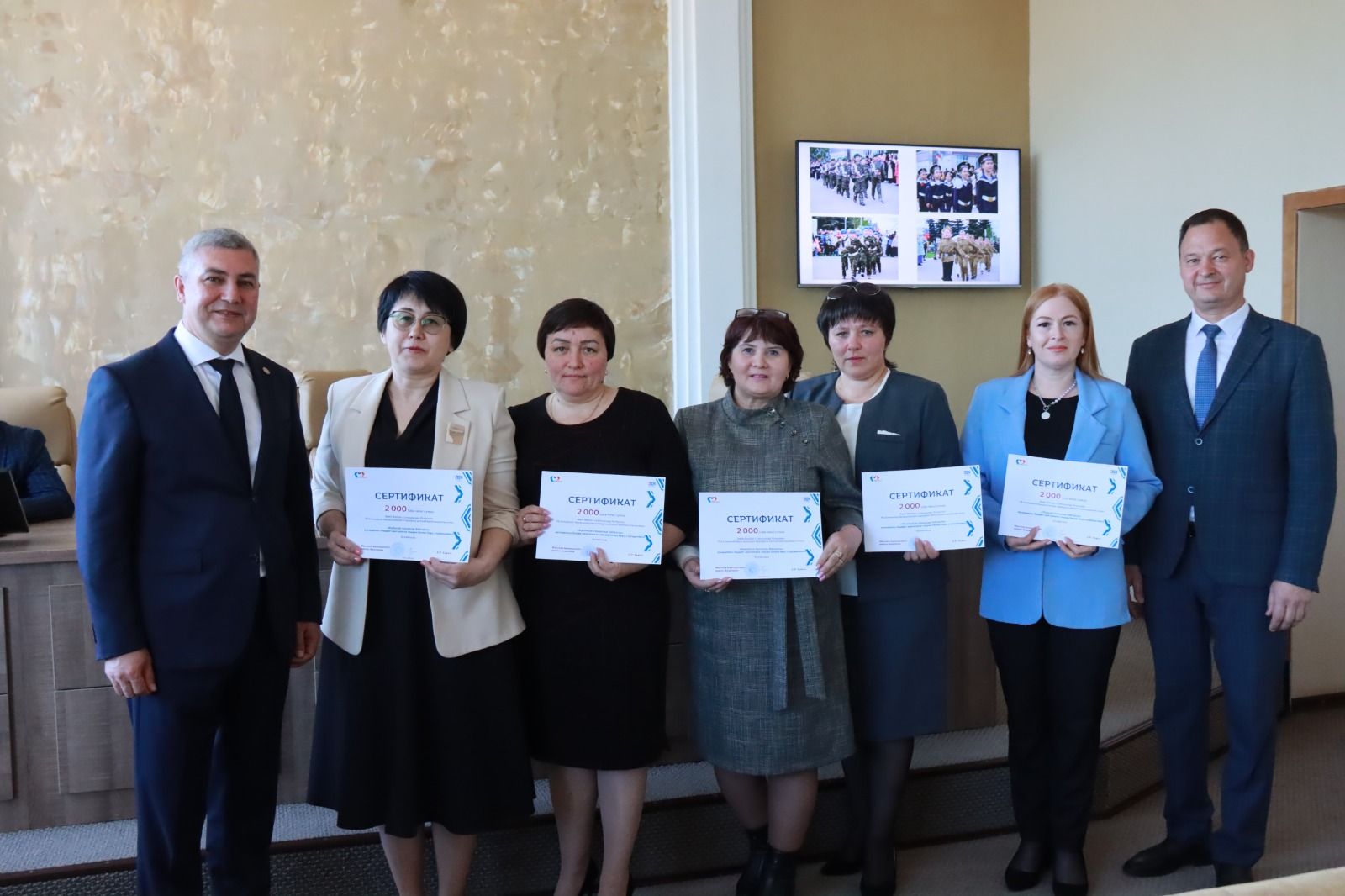 Җиңү бәйрәмендә актив катнашкан оешма-предприятиеләр бүләкләнде