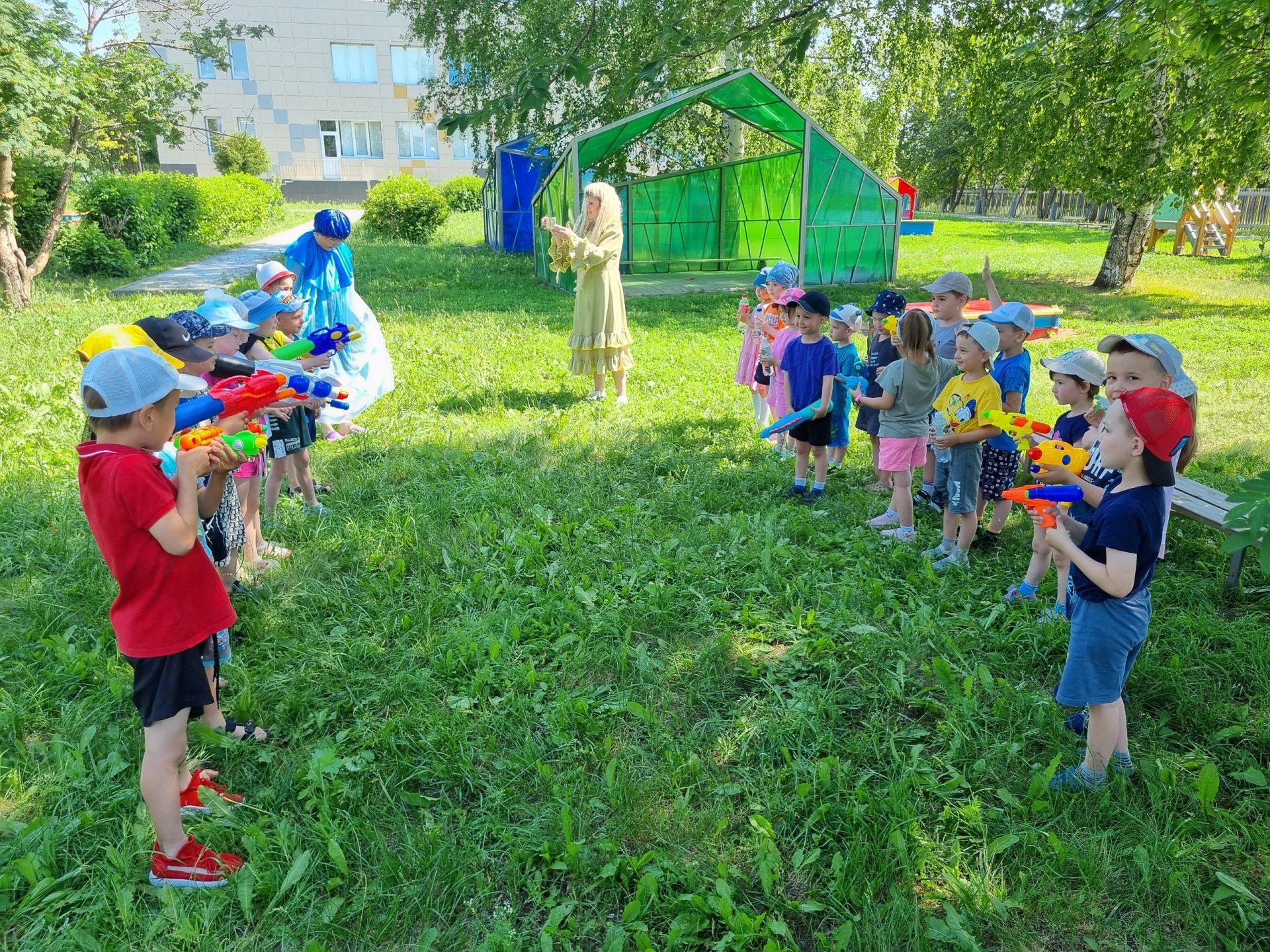 Мөслимнең «Карлыгач» балалар бакчасында су белән уйнаганнар.