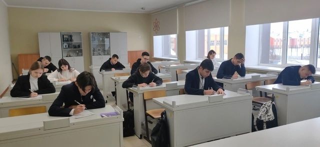 20 декабрьдә районыбызның 9 һәм 11 сыйныф укучылары «Барысын да белем генә хәл итә: белгеч белән аңлыйк!» исемле акциядә катнаштылар