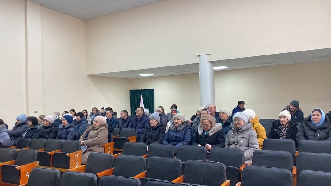 Бу минутларда Исәнсеф авыл җирлегендә халык җыены бара