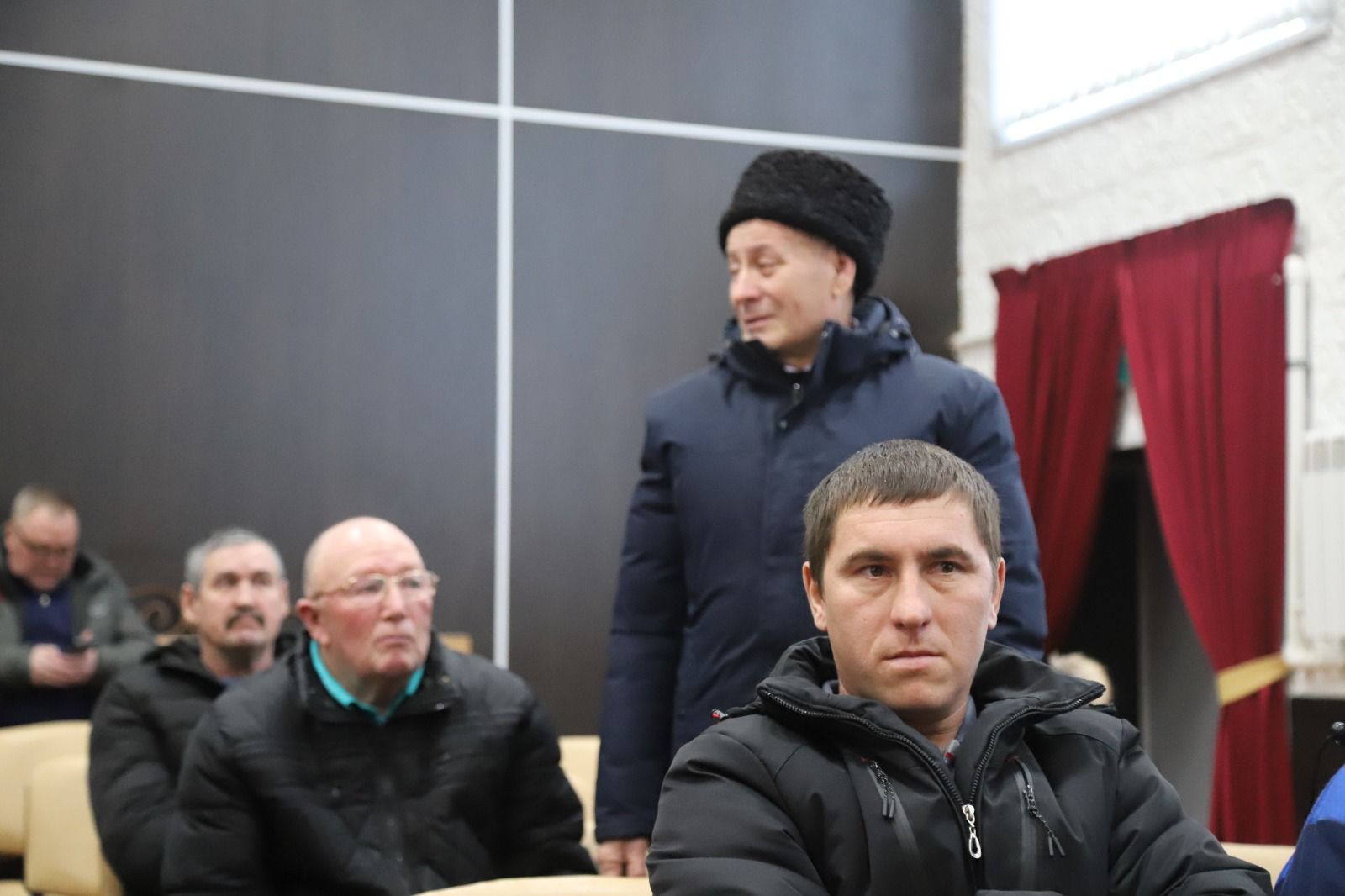 Халык битараф түгел, авыл җыеннары тулы залларда үтә
