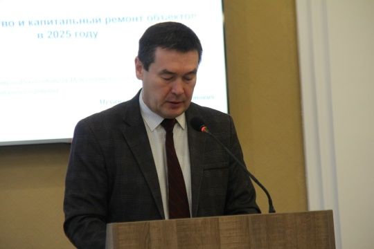 Район хакимиятенең актлар залында оешма-предприятие, бүлек җитәкчеләре катнашында киңәйтелгән киңәшмә узды