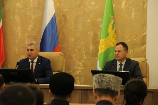 Район хакимиятенең актлар залында оешма-предприятие, бүлек җитәкчеләре катнашында киңәйтелгән киңәшмә узды