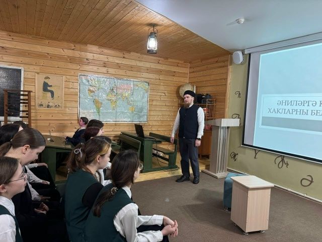 Бүген Илгиз хәзрәт укучыларга «Әниләргә карата хакларны беләсезме?» дигән темага әңгәмә үткәрде