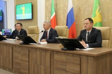 Район хакимиятенең актлар залында оешма-предприятие, бүлек җитәкчеләре катнашында 2025 ел йомгакларына багышланган киңәйтелгән киңәшмә узды