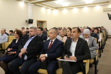 Район хакимиятенең актлар залында оешма-предприятие, бүлек җитәкчеләре катнашында 2025 ел йомгакларына багышланган киңәйтелгән киңәшмә узды