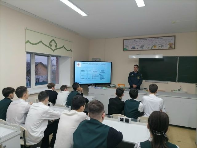 Гадәттән тыш хәлләр министрлыгы инспекторы Мөслим мәктәбендә һөнәри юнәлеш бирү буенча очрашу үткәрде