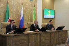 Район хакимиятенең актлар залында чираттагы киңәйтелгән киңәшмә узды