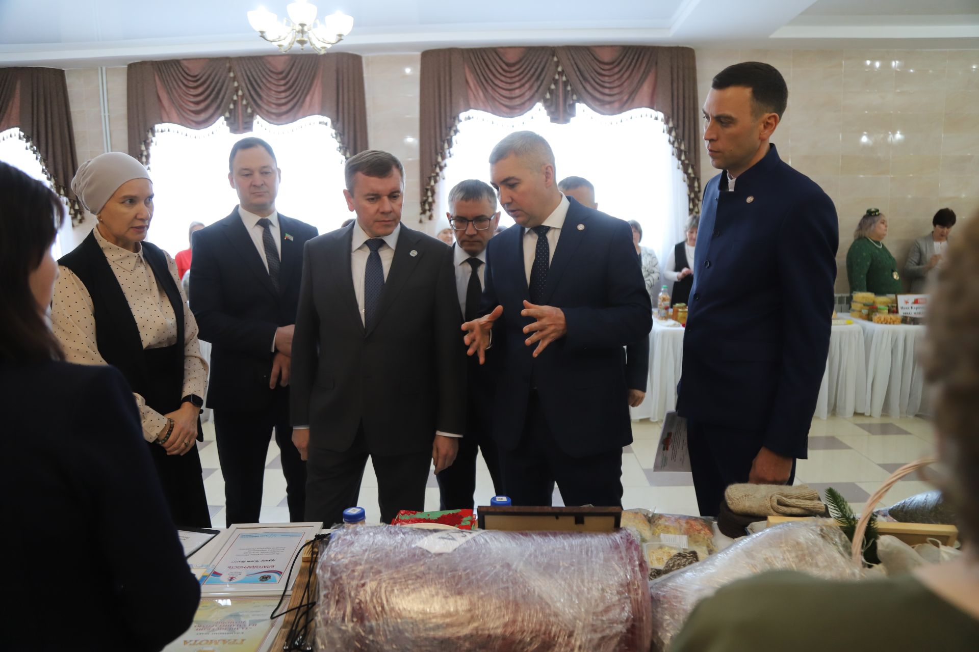Бүген З. Басыйрова исемендәге район мәдәният йортында Мөслим район Советының IV чакырылыш XXXIX отчет сессиясе узды