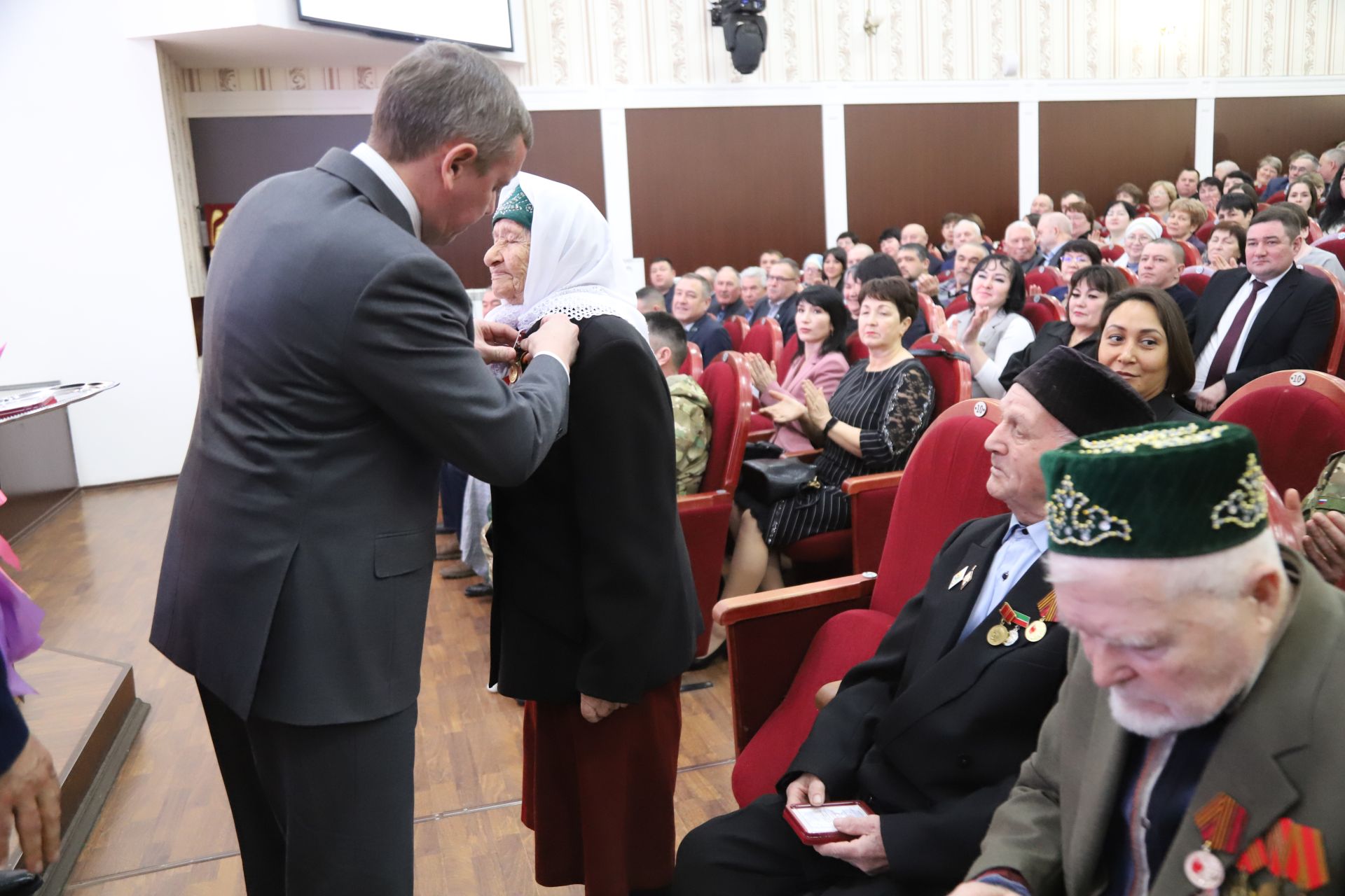 Бүген З. Басыйрова исемендәге район мәдәният йортында Мөслим район Советының IV чакырылыш XXXIX отчет сессиясе узды