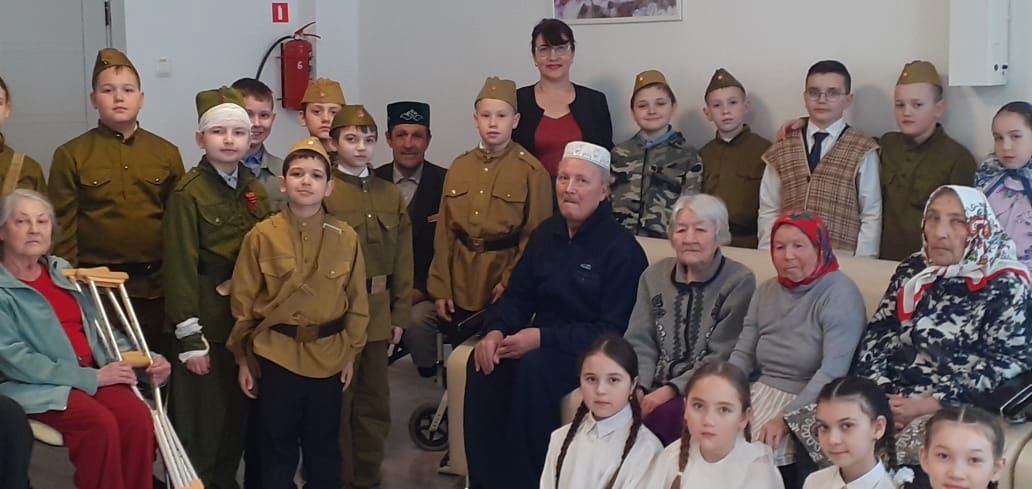 Мөслим гимназиясе укучылары өлкәннәргә театраль күренеш күрсәткәннәр