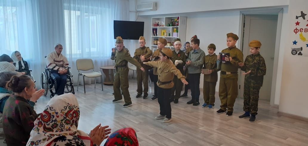 Мөслим гимназиясе укучылары өлкәннәргә театраль күренеш күрсәткәннәр