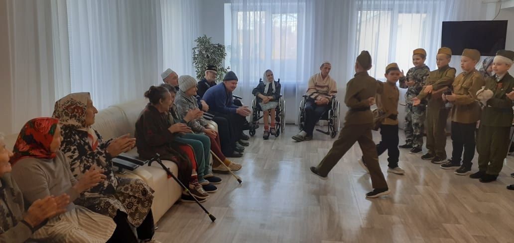 Мөслим гимназиясе укучылары өлкәннәргә театраль күренеш күрсәткәннәр