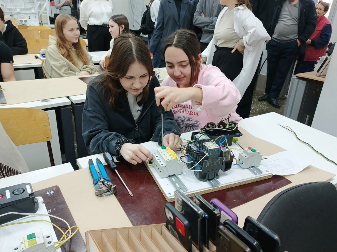 Кичә Г.Тукай исемендәге Мөслим урта мәктәбенең 9в энергосыйныф укучылары Әлмәт политехник техникумында булды