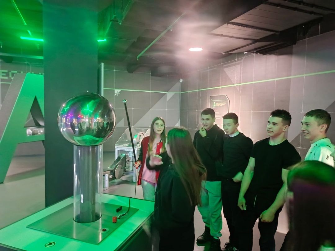 Кичә Г.Тукай исемендәге Мөслим урта мәктәбенең 9в энергосыйныф укучылары Әлмәт политехник техникумында булды