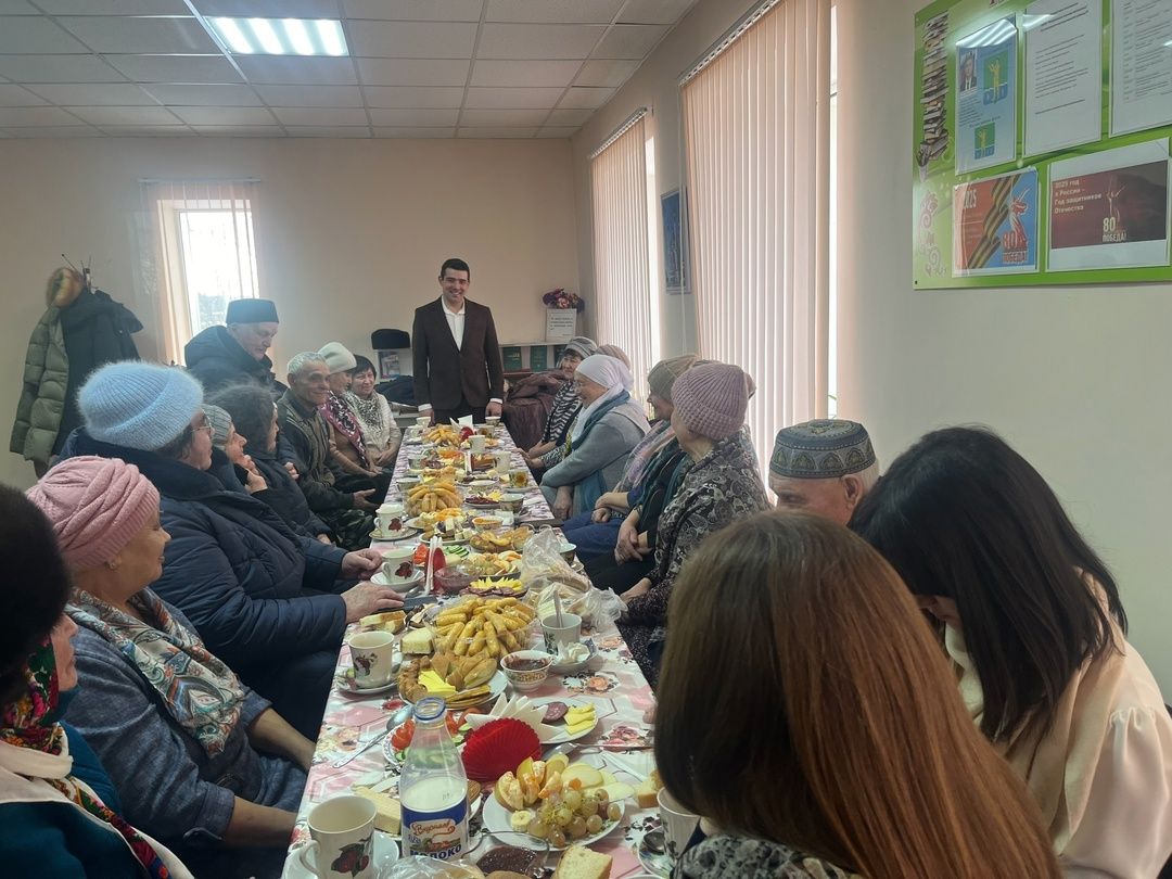 Рүзәл Минһаҗевның «Егет без!» дип исемләнгән икенче шигырьләр китабын тәкъдир итү кичәсе үзды