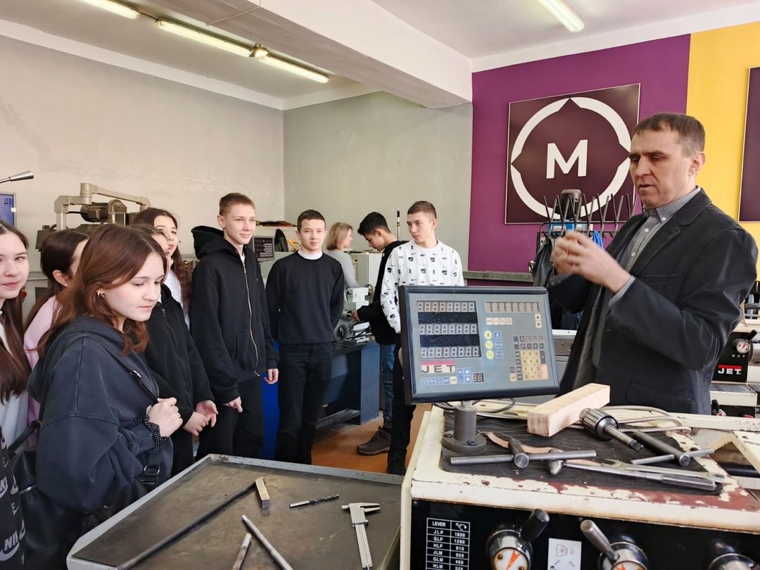 Кичә Г.Тукай исемендәге Мөслим урта мәктәбенең 9в энергосыйныф укучылары Әлмәт политехник техникумында булды