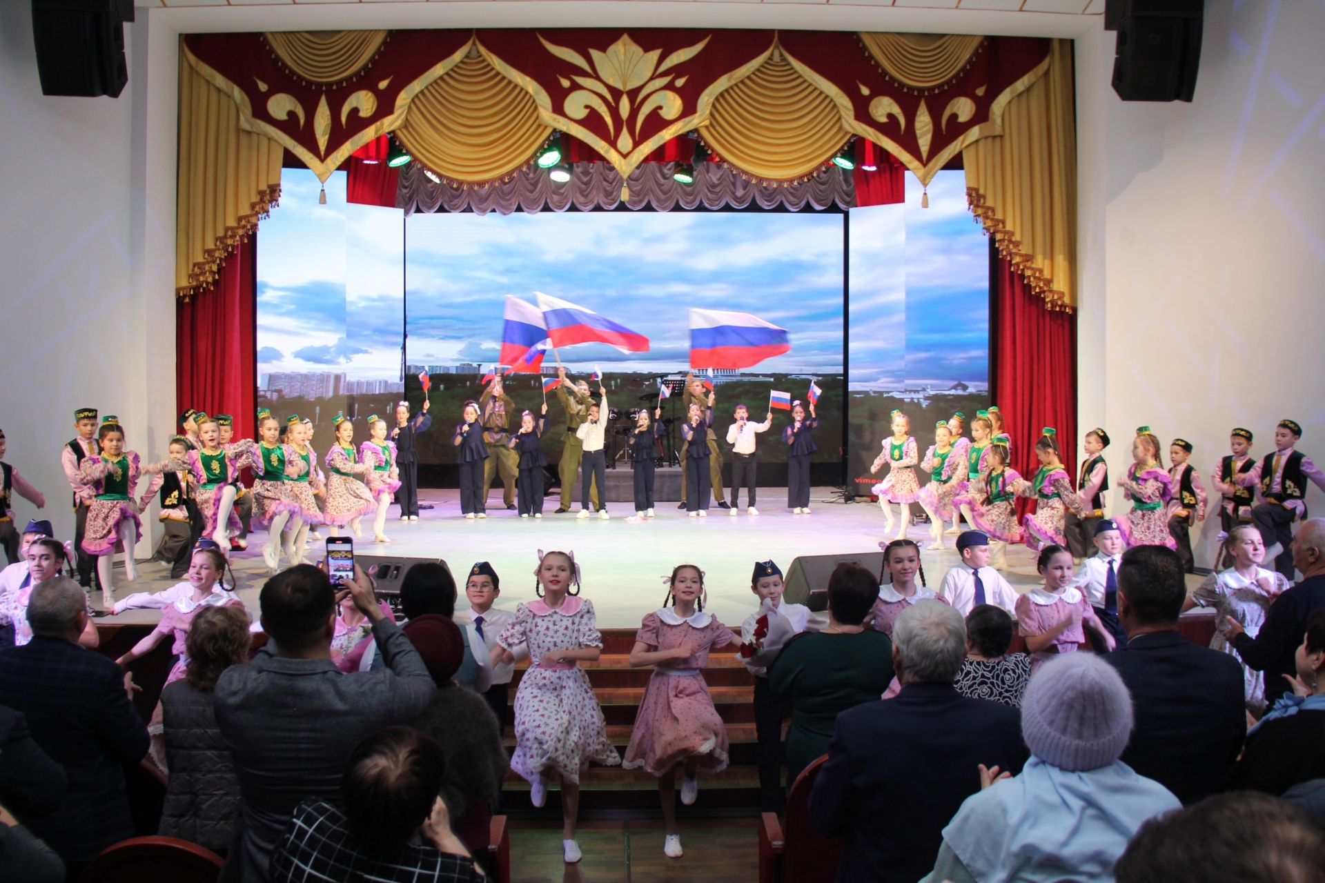 Район мәдәният йортында Ватанны саклаучылар көненә багышланган кичә узды