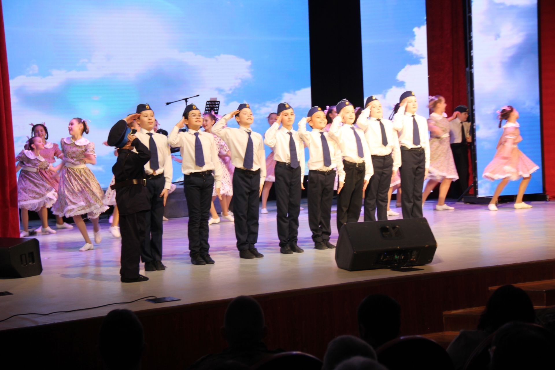 Район мәдәният йортында Ватанны саклаучылар көненә багышланган кичә узды