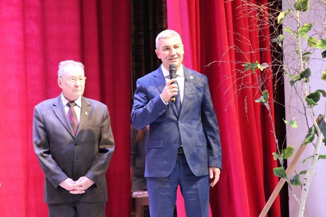 Зифа Басыйрова исемендәге район мәдәният йортында Ф. Садриевның «Хөршидә, Мөршидә, Рәшидә» исемле лирик комедиясен сәхнәләштерде