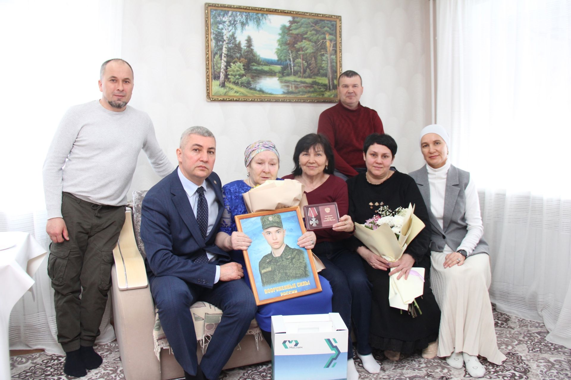 Район башлыгы Альберт Хуҗин һәлак булган хәрби Айнур Нәбиуллинның туганнары белән очрашты