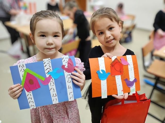 Күчмә кошлар кайту вакыты: Балалар кошлар өчен төсле йортлар ясады