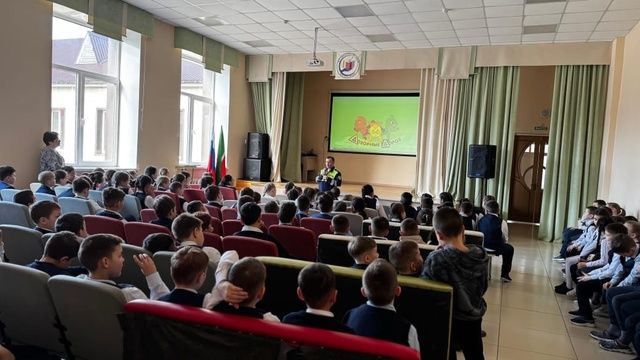 Мөслим лицее укучылары ДАИ җитәкчесе белән очраштылар
